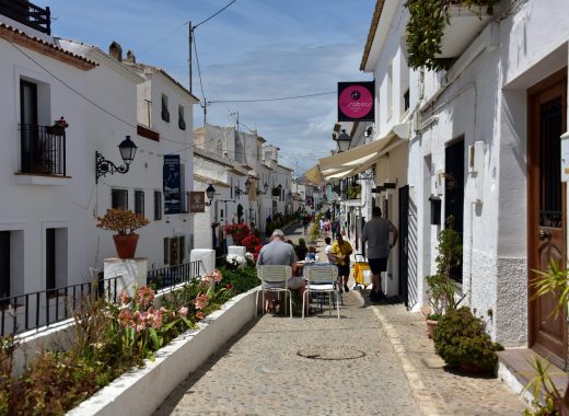 pexels photo 17605050 17605050 Enchanting cobblestone alley in Altea, Spain, with sunlit white buildings and a lively atmosphere.