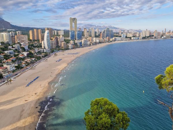 pexels photo 18912269 18912269 1 Stunning aerial view of Benidorm's beachfront skyline with clear blue sea and sandy shores.